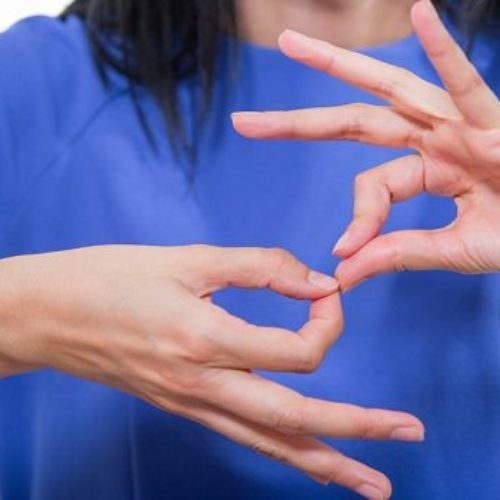La UNED ofrece por primera vez un curso traducido en lengua de signos