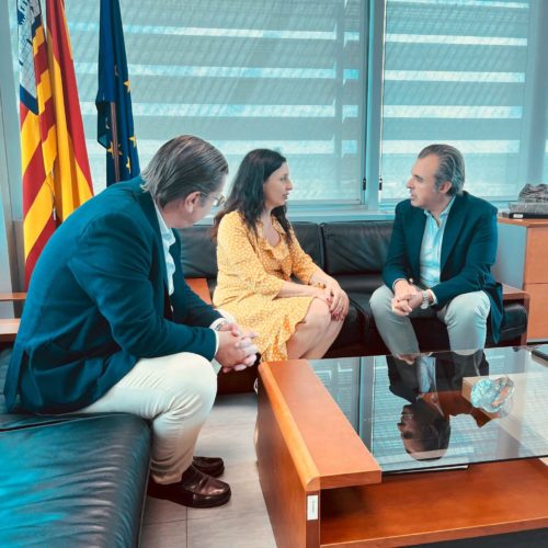 El Conseller d’Educació i Universitats Antoni Vera Alemany se reúne con la directora de la UNED Illes Balears, Judit Vega