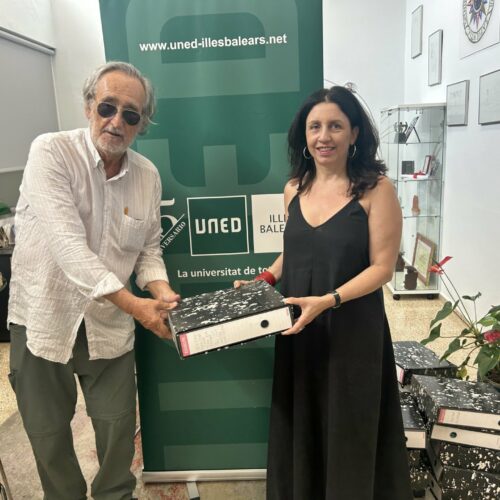 El escritor Carlos Garrido dona a UNED-Illes Balears todos los archivadores de su arqueoguía