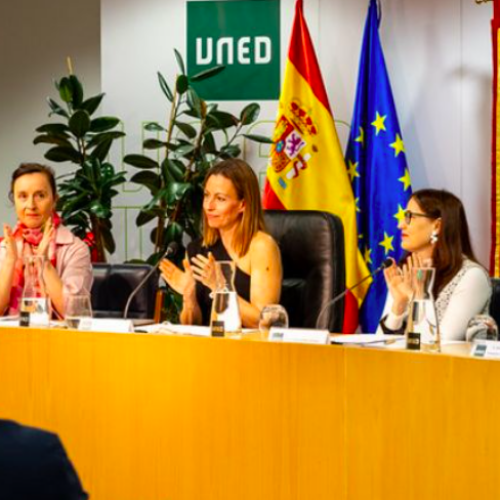 Graduación de Derecho en la UNED y reconocimientos a su decana