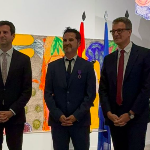 El vicerrector adjunto de acceso a la universidad, José Oscar Vila, condecorado con la orden de las Palmas Académicas