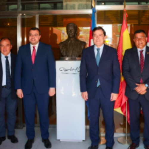 La UNED rememora el legado de Adolfo Suárez con un curso de verano y programas especiales en la televisión y la radio
