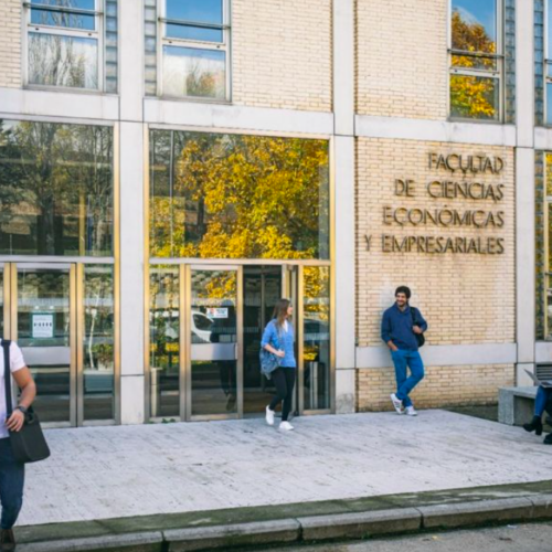 La UNED actualiza los grados de Economía, ADE y Turismo para adaptarlos a las nuevas demandas del mercado laboral