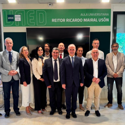 Ricardo Mairal inaugura el curso en UNED Pontevedra y descubre la placa que da su nombre al aula universitaria de Portas